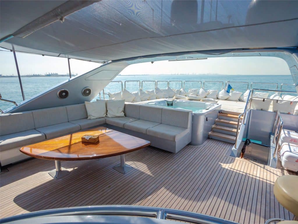 100ft. Dubai Yacht Rental
